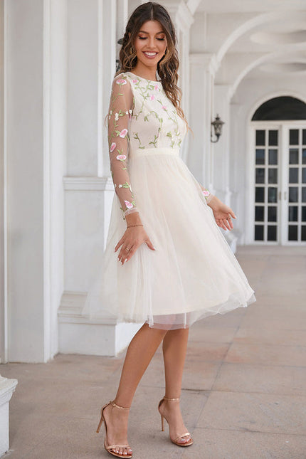 Robe Pastel Blanche Brodée Midi Fleurie - gallery 3