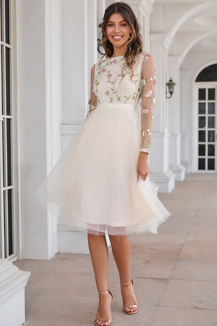 Robe Pastel Blanche Brodée Midi Fleurie - gallery 2