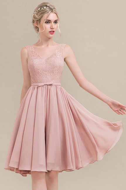 Robe Pastel Rose Col V Dentelle Genou