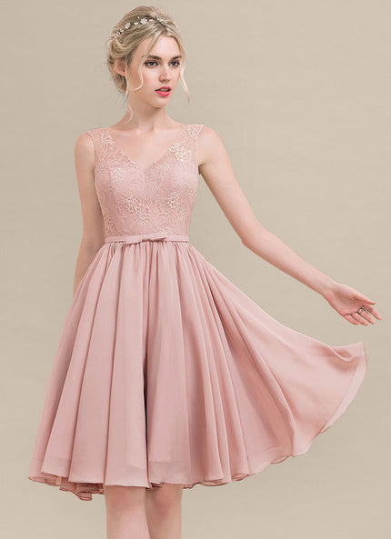 Robe Pastel Rose Col V Dentelle Genou