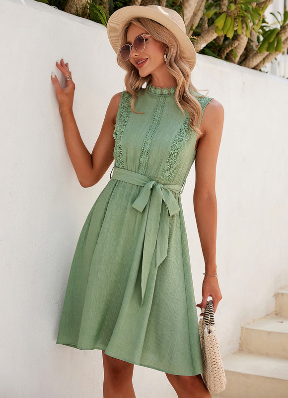 Robe Pastel Verte Col Montant Dentelle