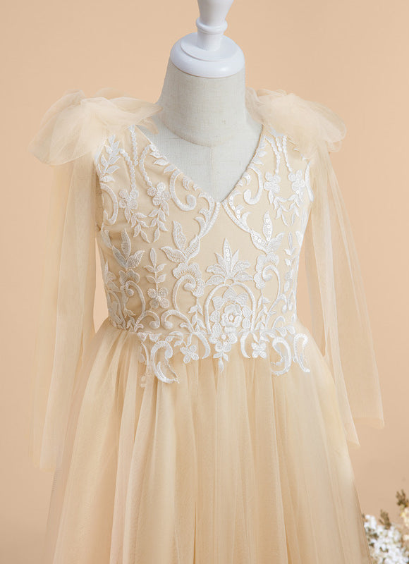 Robe Pastel Beige Col V En Dentelle - gallery 6