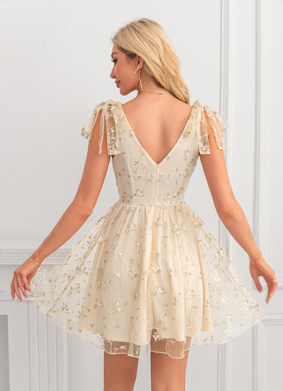 Robe Pastel Beige Brodée Avec Nœud - gallery 2