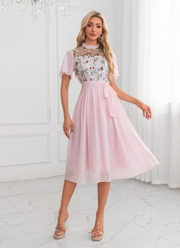 Robe Pastel Rose Brodée Trapèze Midi - gallery 5
