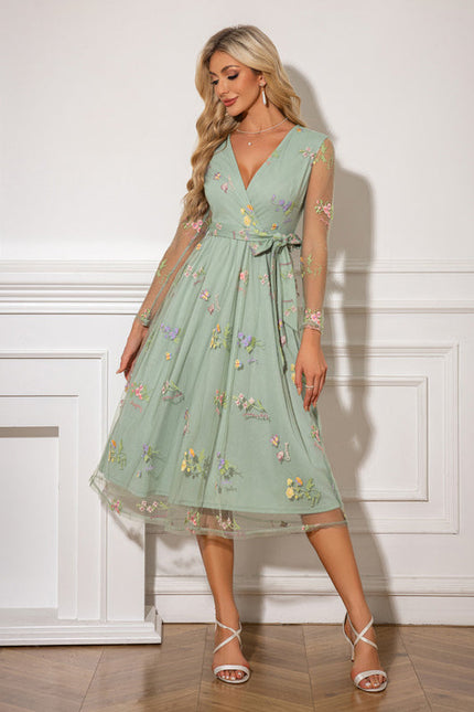 Robe Pastel Verte Brodée Col V Midi