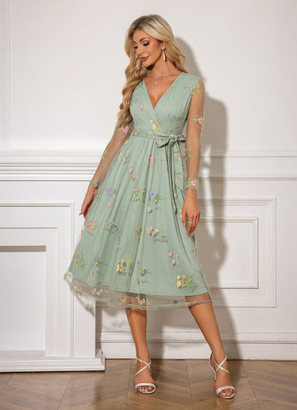 Robe Pastel Verte Brodée Col V Midi