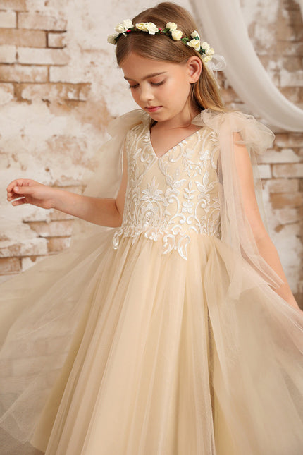 Robe Pastel Beige Col V En Dentelle - gallery 9