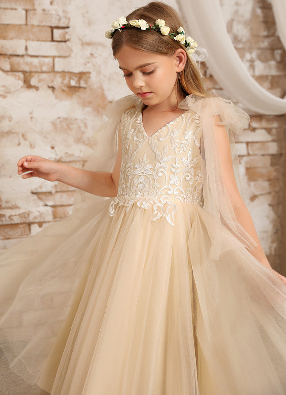 Robe Pastel Beige Col V En Dentelle - gallery 9