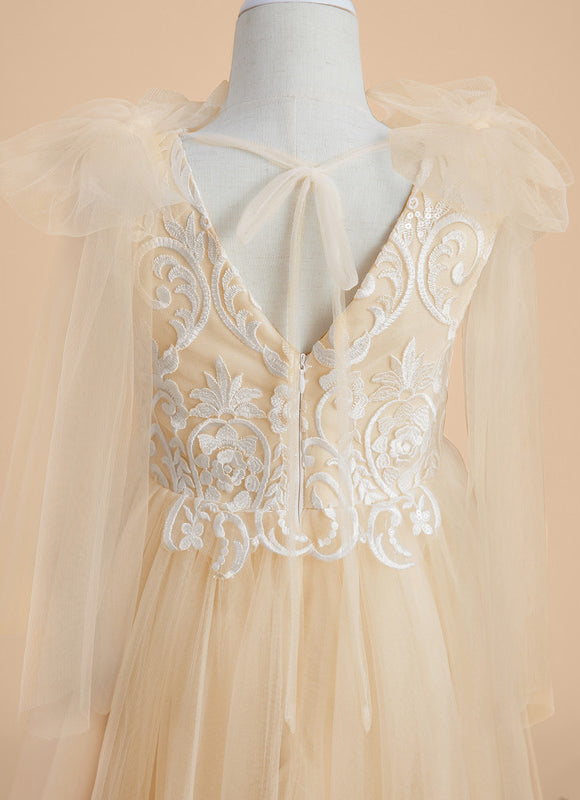 Robe Pastel Beige Col V En Dentelle - gallery 4