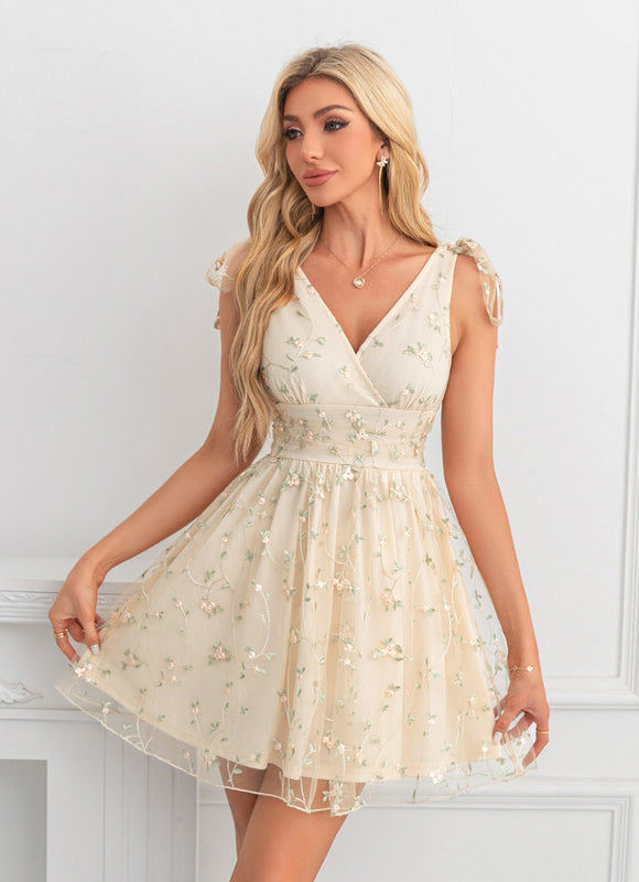 Robe Pastel Beige Brodée Avec Nœud