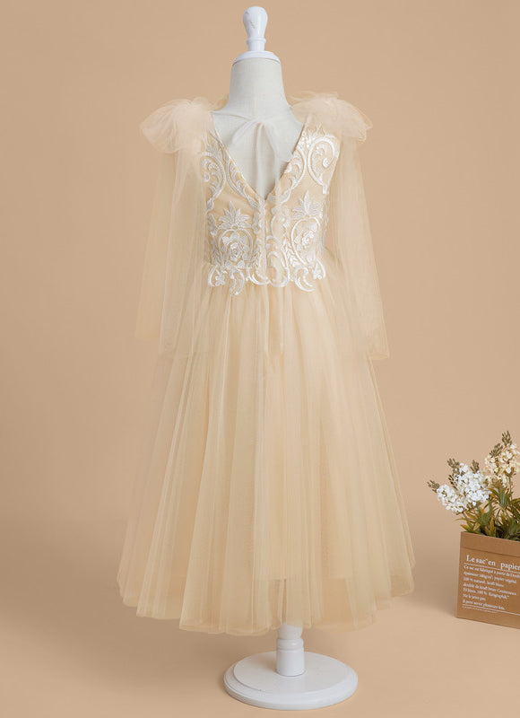 Robe Pastel Beige Col V En Dentelle - gallery 3