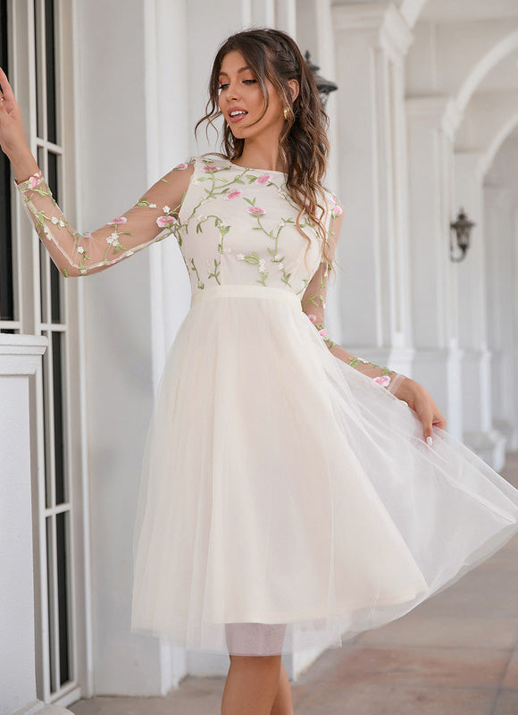 Robe Pastel Blanche Brodée Midi Fleurie - gallery 5
