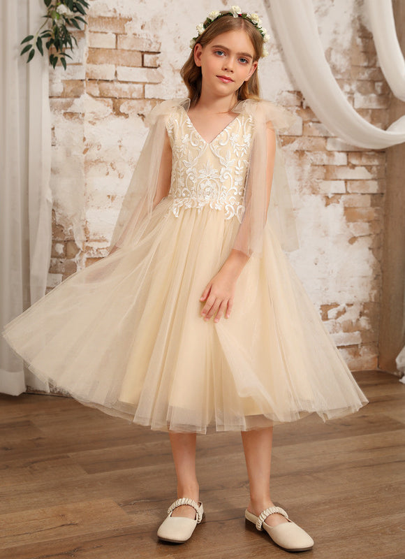 Robe Pastel Beige Col V En Dentelle - gallery 1