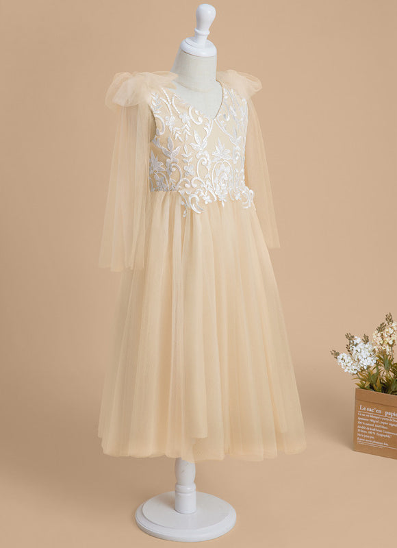 Robe Pastel Beige Col V En Dentelle - gallery 5