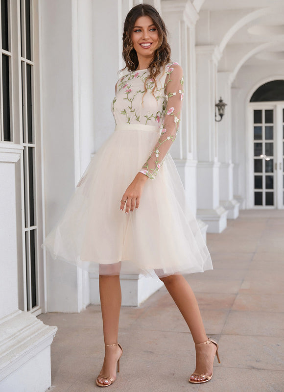 Robe Pastel Blanche Brodée Midi Fleurie - gallery 4