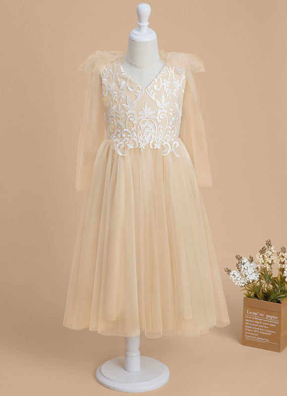 Robe Pastel Beige Col V En Dentelle