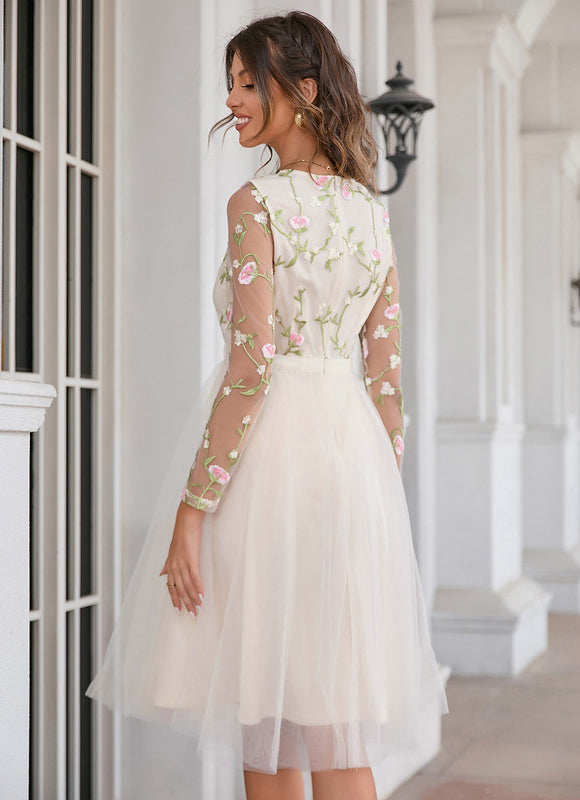 Robe Pastel Blanche Brodée Midi Fleurie - gallery 1