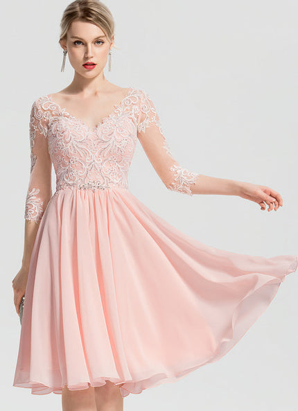 Robe Pastel Rose Col V Dentelle Élégante