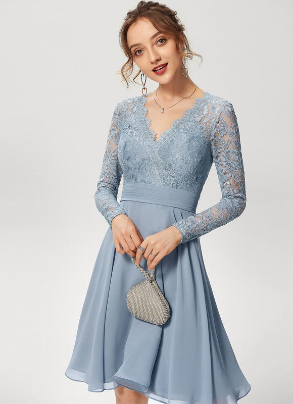Robe Pastel Bleu Col V Dentelle Genou - gallery 1
