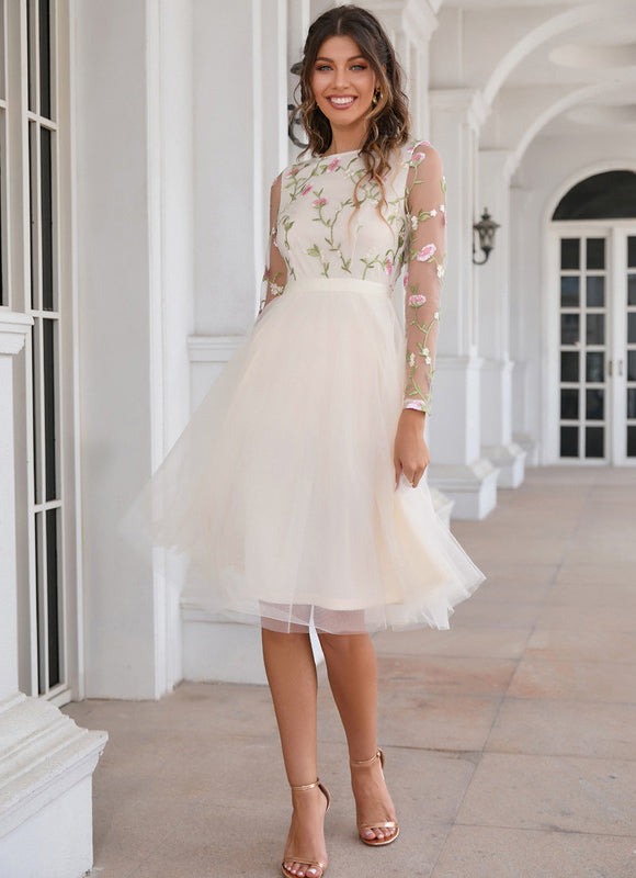 Robe Pastel Blanche Brodée Midi Fleurie - gallery 2